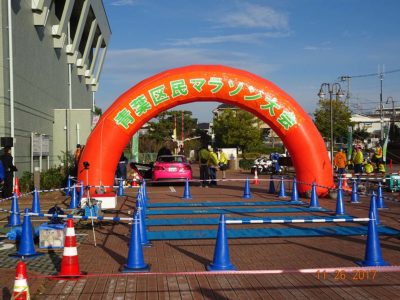 大学近郊で行われる市民マラソンに救護として参加し地域の方々との交流を行います。