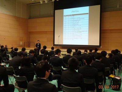 実習病院関係者を招待し、症例発表を行います。経験で得た教訓を全員で共有します。