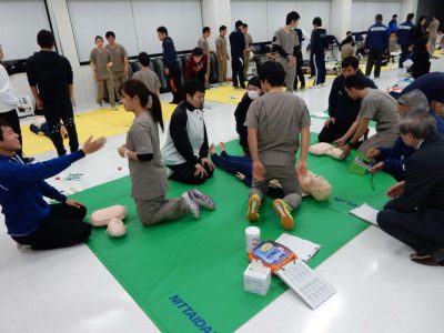 学生がインストラクターとして、他学部の学生や一般市民の方々に心肺蘇生法を教えます。