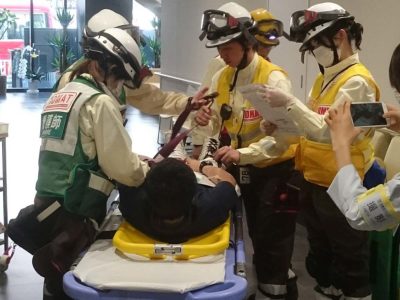 本学学生が傷病者役としてボランティアで参加。災害時の流れを体験することができます。