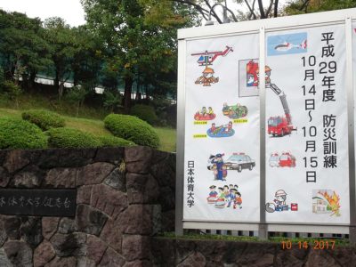 毎年10月中旬に開催されます。地域の方々と協力して炊き出し訓練を行います。また、夜の講習では青葉区の地図を用いてDIG（災害図上訓練）を行うなど、地域の方と一緒