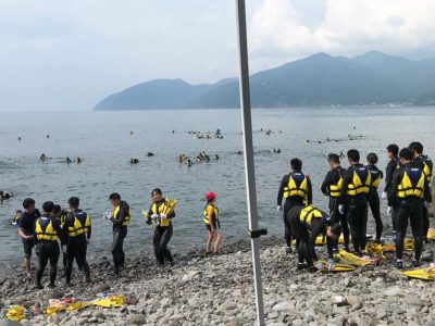 伊豆の海で「自己管理」「バディ愛」「チーム愛」「日体愛」を学びます。システムレスキューではチームでどのように溺者を助けるかを話し合い、より良い救助方法を検討しま