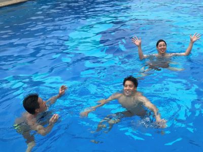 足のつかない水深5mのプールで学生達は巻き足や浮身、傷病者の救助方法を学びます。4日間の実習が終了するころには5分間も巻き足が出来るようになります。