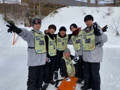 雪上での救助訓練を行い、ITを活用した救助方法を学びます。