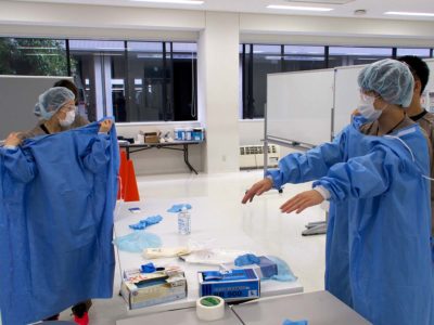 清潔操作を学びます。手指衛生・感染防護衣の着脱を学び、清潔・不潔に関する知識と技術を身につけます。