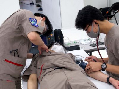 病院実習Ⅰは「接遇」を意識しながら、病院実習Ⅱは「緊張感」を意識しながら迅速にそして的確にバイタル測定を行います。スキルトレーニングを学生同士で生体で行うことで
