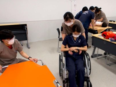 患者さんの移乗やケアなどを実践します。学生は実習生ではなく、医療スタッフの一員として実習できる知識や技術を習得します。