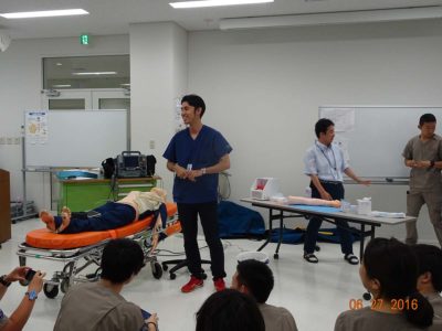 病院実習に向けて知識や技術を修得します。救急指導医の小川教授監修の下、実際のERを再現しながらシミュレーション教育を行います。