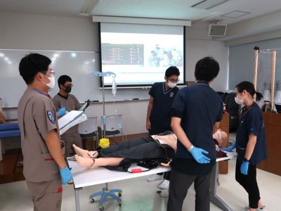 ERを再現した実習室で医師・看護師・救急救命士役の教員や大学院生が実際の初療対応を実施します。学生は自分たちに何ができるかを考えながら、体を動かして初療対応を学