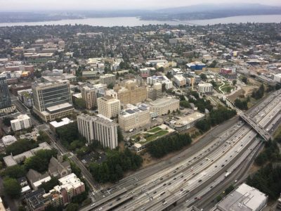 コロンビアタワーからはHarborview Medical Centerとシアトルの街並みが一望できます。