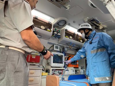 出動前の車内点検を体験させて頂きました。市民の方々の命を守るために、資器材の点検はとても重要であることを改めて学びました。