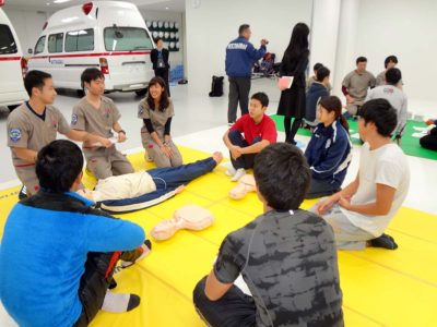 学生がインストラクターとして、他学部の学生や一般市民の方々に心肺蘇生法を教えます。