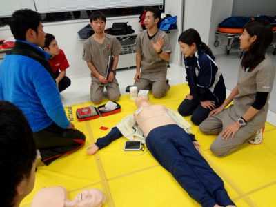 学生がインストラクターとして、他学部の学生や一般市民の方々に心肺蘇生法を教えます。