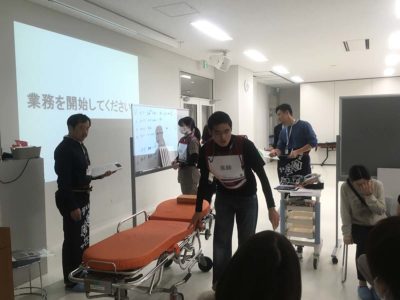 日本医科大学多摩永山病院救命救急センターの医師、看護師の方が監修し、ERを再現した想定を行いました。