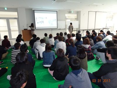 上級生がアイスブレイクを交えながら、大学生活やイベントなどについて、説明を行います。