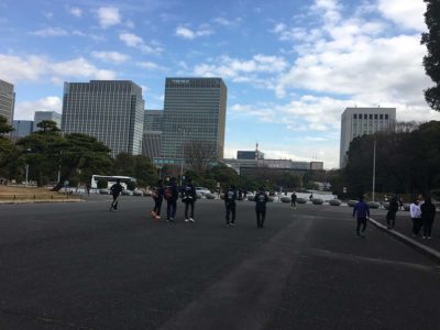 都内のイベント救護も行い、救護バッグやAEDを背負って巡回をしています。