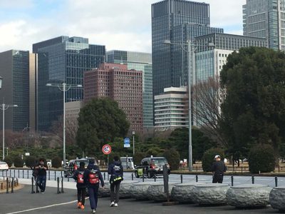 都内のイベント救護も行い、救護バッグやAEDを背負って巡回をしています。