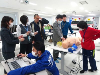 実習で使用するシミュレーターは日々改良され、教員の知識や技術の向上が求められます。シミュレーターを活用した教育手法の勉強会を頻回に行うことで、最新の知識や技術の