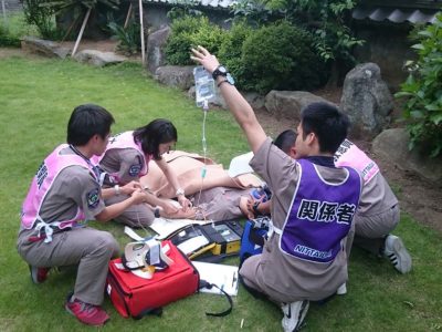 大学のゲストハウスを使用し、現場をリアルに再現した救急活動を想定した訓練を行います。