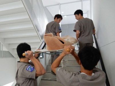大学の校舎を活用し安全管理と搬送方法を実践的に学びます。