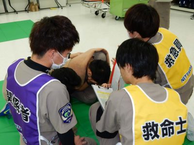 学生が救急隊役、模擬患者役となり、トレーニングを行います。