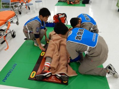 救急現場で使用する資器材を使用し、救急現場活動のトレーニングを行います。