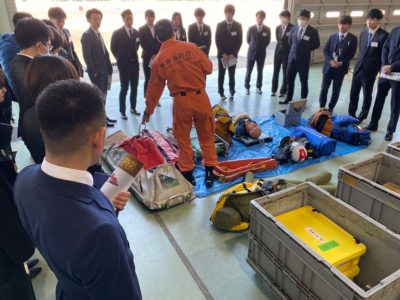 救急車同乗だけでなく、施設見学がカリキュラムにあります。レスキュー隊の使用する資器材について、ご説明を頂きました。