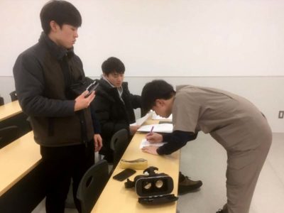 シミュレーション実習でもVRを用いてトレーニングを行っています。SAの先輩たちが下級生の実習を補助してくれます。