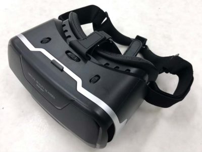 救急医療学科の2～4年生に送付したVRゴーグル。携帯電話を用いて救急救命専門指導教員が作成した実習用映像資料を視聴しながらシミュレーション実習を行います。